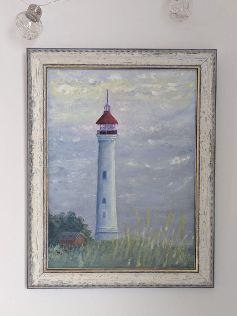 Auf einem Ölbild ist ein Leuchtturm vor stürmischem Himmel zu sehen.