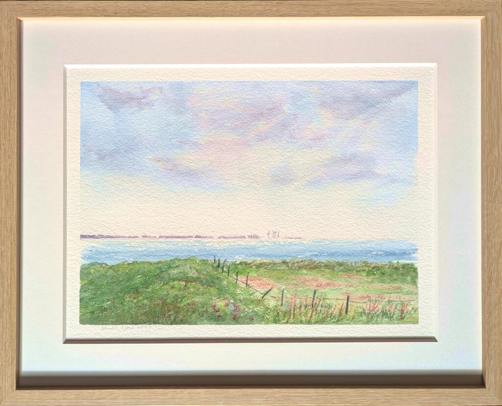 Ein Aquarellbild in einem Rahmen aus heller Eiche.